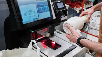 trabajador de un supermercado