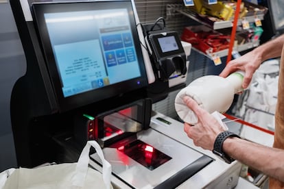 trabajador de un supermercado