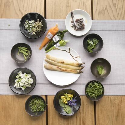 Las hierbas y flores comestibles y las verduras protagonizan la cocina de De Dios.