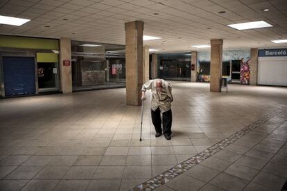 Un anciano camina en el centro comercial Avenidas, sin ningún comercio abierto.