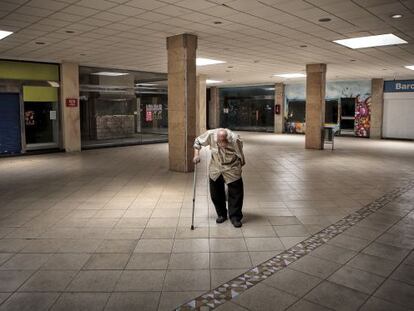 Un anciano camina en el centro comercial Avenidas, sin ningún comercio abierto.