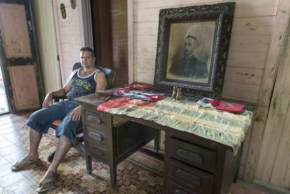 William, junto al retrato de su abuelo Jacinto y las banderas cubanas con las que combatió en el bando mambí.