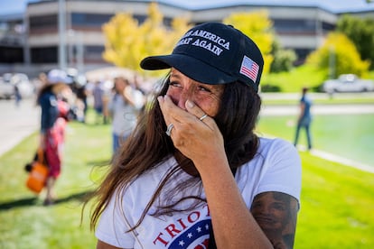 Una mujer llora en la universidad de Utah Valley tras presenciar el asesinato de Charlie Kirk, este miércoles, en Orem, Utah.
