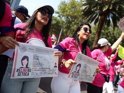 Manifestantes de la marcha en CIudad de México contra la reforma electoral de Morena.