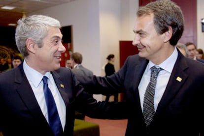 Sócrates (izquierda) saluda a Zapatero a la llegada ayer al Consejo Europeo en Bruselas.