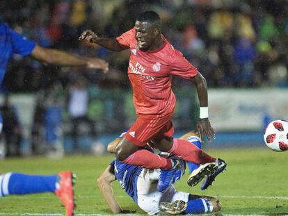 Vinicius trata de driblar a un jugador del Melilla durante el encuentro de Copa disputado el pasado miércoles. 