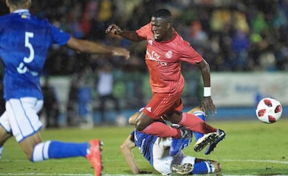 Vinicius trata de driblar a un jugador del Melilla durante el encuentro de Copa disputado el pasado miércoles.