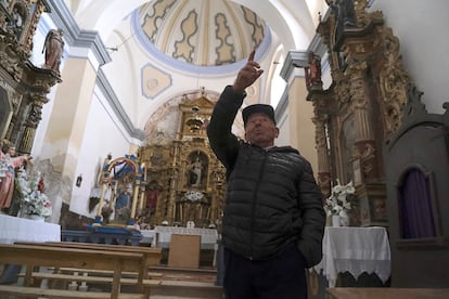 Constantino Martínez, alcalde de Torremochuela (Guadalajara), en la iglesia del pueblo.