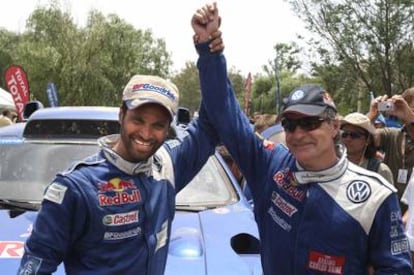 Naser al Attiyah y Carlos Sainz, a la conclusión del Rally Dakar.