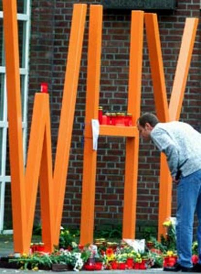 Las reacciones de dolor se suceden en todo el mundo. Cerca de Dusseldorf, una comunidad de estadounidenses ha levantado este panel conmemorativo con la palabra <i>Why</i> (por qué).