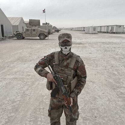 Loay Mahdi, de Kirkuk es un soldado del Ejército iraquí. Posa para la foto en la base oeste de Qayara, el 28 de octubre. El Estado Islámico trató de desviar la atencion de Mosul al atacar de manera sorpresiva la ciudad petrolera de Kirkuk. Lo hicieron lejos de donde se está librando la batalla principal. El ISIS se atribuyó la contraofensiva en Internet y dejó claro que no se va a rendir fácilmente.