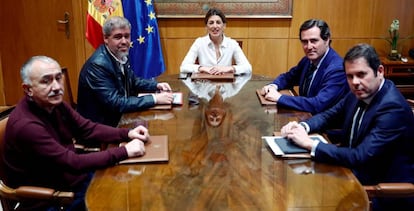 Foto de la mesa de diálogo social presidida por la vicepresidenta segunda y ministra de Trabajo, Yolanda Díaz. 