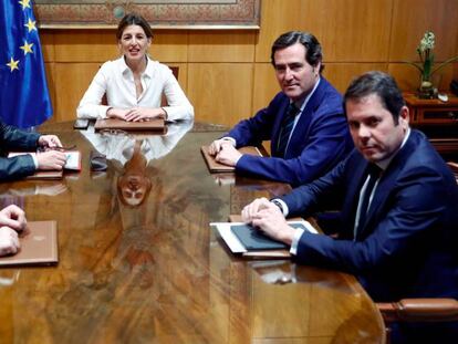 Foto de la mesa de diálogo social presidida por la vicepresidenta segunda y ministra de Trabajo, Yolanda Díaz. 