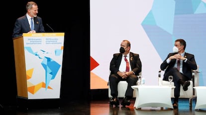 El rey Felipe VI ofrece un discurso en presencia del presidente del Gobierno, Pedro Sánchez y el presidente de Guatemala, Alejandro Giammattei, durante el XIII Encuentro Empresarial Iberoamericano, que tiene lugar en Andorra este martes, en el marco de la XXVII Cumbre Iberoamericana. 