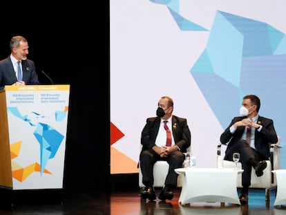 El rey Felipe VI ofrece un discurso en presencia del presidente del Gobierno, Pedro Sánchez y el presidente de Guatemala, Alejandro Giammattei, durante el XIII Encuentro Empresarial Iberoamericano, que tiene lugar en Andorra este martes, en el marco de la XXVII Cumbre Iberoamericana. 