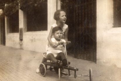 Esther empuja a su hermano Oscar, montado en una particular bicicleta, de pequeños.