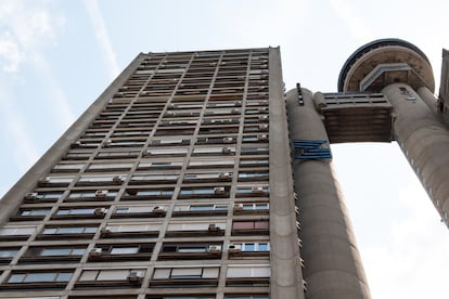 La West Gate es un ejemplo de arquitectura brutalista en Belgrado. Esta Puerta del Oeste es una mole de hormigón residencial ubicada en lo que se conoce como Nuevo Belgrado.