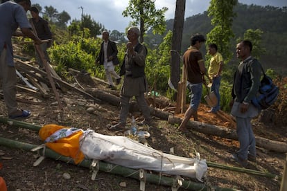 Preparativos para la cremación de una de las víctimas del terremoto, en Sindhupalchowk, Nepal.