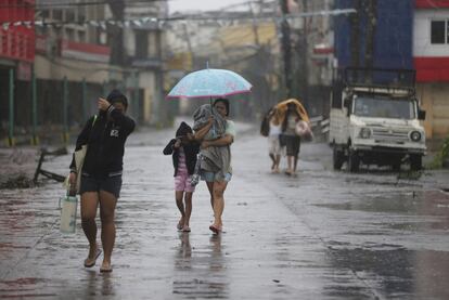 Habitantes de la ciudad de Legazpi regresan a lo que queda de sus hogares que se vieron obligados a abandonar a causa de Hagupit. La ciudad situada en el este de Filipinas ha sido de los primeros lugares afectados por el tifón.