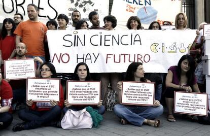 Entrega de firmas de trabajadores del CSIC en el Ministerio de Economía. / KIKE PARA.