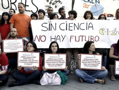 Entrega de firmas de trabajadores del CSIC en el Ministerio de Econom&iacute;a. / KIKE PARA.