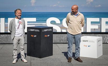 El director Antonio Méndez Esparza (a la derecha) y el productor Pedro Hernández Santos posan en la presentación de 'Courtroom H3', que compite en la sección oficial, el martes.