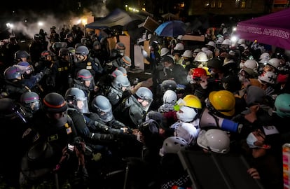 Policias y manifestantes propalestinos se enfrentan en el campus de UCLA. 