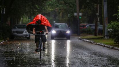 Un hombre monta en bicicleta en Nueva Orleans, Luisiana, antes de la llegada del huracán Zeta.