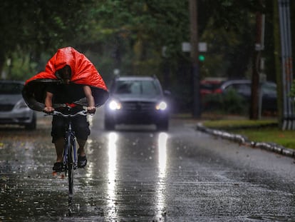 Un hombre monta en bicicleta en Nueva Orleans, Luisiana, antes de la llegada del huracán Zeta.
