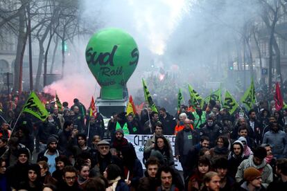 Manifestação de funcionários da SNCF, na última terça-feira, durante o primeiro dia de greve na estação de trem Gare de l’Est, em Paris.