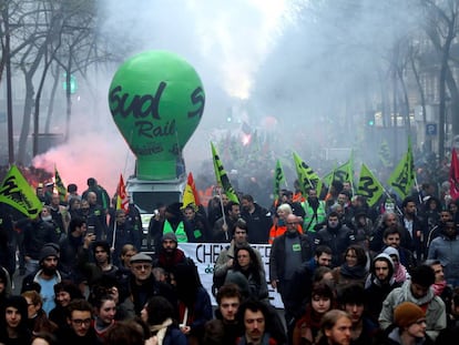 Manifestação de funcionários da SNCF, na última terça-feira, durante o primeiro dia de greve na estação de trem Gare de l’Est, em Paris.