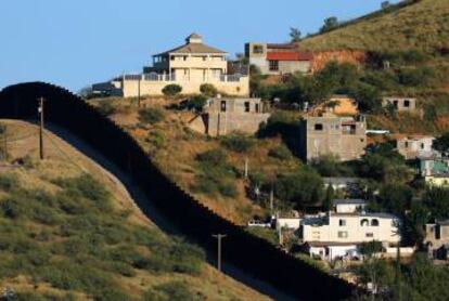 Casas en Nogales (México), separadas de EE UU por un muro.