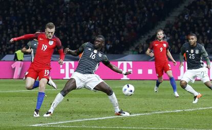 Vardy golpea de tacón para marcar el 2-2.