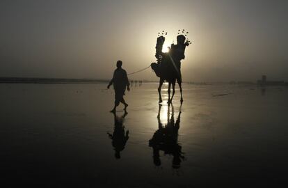 Una familia paquistaní pasea por la playa de Karachi, en Pakistán.