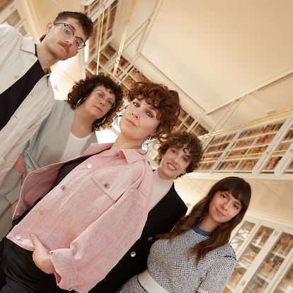 De izquierda a derecha, Luis Díaz lleva chaqueta y camiseta de UNIQLO; Aida González Rossi, con gabardina de MARINA RINALDI y camiseta de UNIQLO; Sabina Urraca viste camiseta de UNIQLO y chaqueta de LONGCHAMP; María José Hasta, con top de LONGCHAMP y americana de ROBERTO VERINO, y Leticia G. Domínguez lleva top y falda, ambos de KARL LAGERFELD.