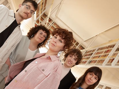 De izquierda a derecha, Luis Díaz lleva chaqueta y camiseta de UNIQLO; Aida González Rossi, con gabardina de MARINA RINALDI y camiseta de UNIQLO; Sabina Urraca viste camiseta de UNIQLO y chaqueta de LONGCHAMP; María José Hasta, con top de LONGCHAMP y americana de ROBERTO VERINO, y Leticia G. Domínguez lleva top y falda, ambos de KARL LAGERFELD.