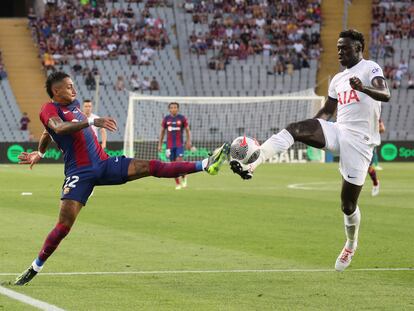 Raphinha ante Davinson Sánchez en el duelo entre el Barcelona y el Tottenham en el Gamper.