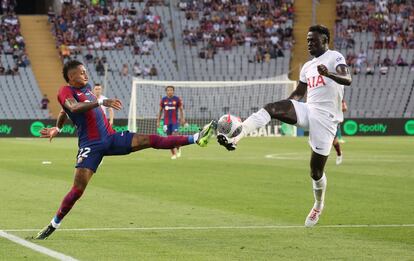 Raphinha ante Davinson Sánchez en el duelo entre el Barcelona y el Tottenham en el Gamper.