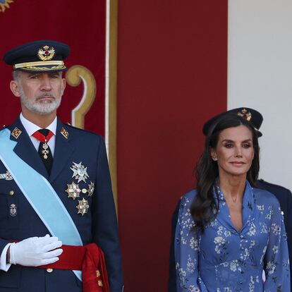 Felipe VI y Doña Letizia presidiendo el desfile de las Fuerzas Armadas.