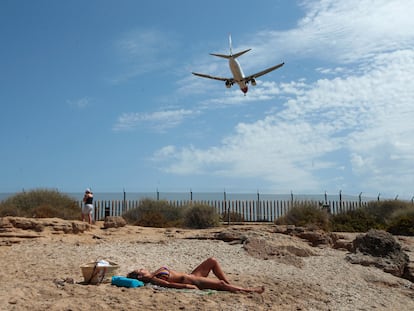 Un avión sobrevuela una playa de Palma de Mallorca en junio de 2020.