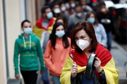 Vecinos del barrio de Salamanca de Madrid se manifiestan contra el Gobierno, este sábado.