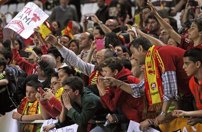 El Ramón Sánchez Pizjuán, en el barrio de Nervión, se quedó lejos de llenarse. Unos 31.000 espectadores, de los 42.649 para los que tiene aforo el estadio.