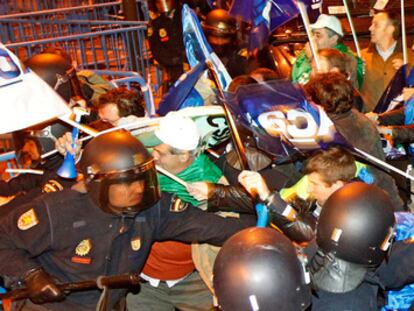 La policía carga contra funcionarios de presiones durante una protesta frente al Ministerio del interior.