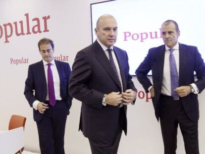 El consejero delegado del Banco Popular, Pedro Larena (c), acompañado por el director financiero y el subdirector general de la entidad, Javier Moreno (i) y Carlos Balado (d), respectivamente, durante una rueda de prensa. EFE/Archivo