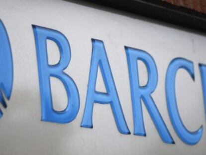 Vista del logotipo de una sucursal del banco Barclays en Londres.