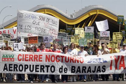 Concentración convocada por la Asociación Española contra el Ruido de Aviones para exigir el cierre nocturno del aeropuerto.