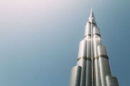 Hito de la arquitectura y la ingeniería, el edificio Burj Khalifa (828 metros y 163 plantas) es el más alto del mundo. Cuanta con dos plataformas de observación (pisos 124 y 148) el restaurate-bar más elevado del planeta, el At.mosphere, en la planta 122.
