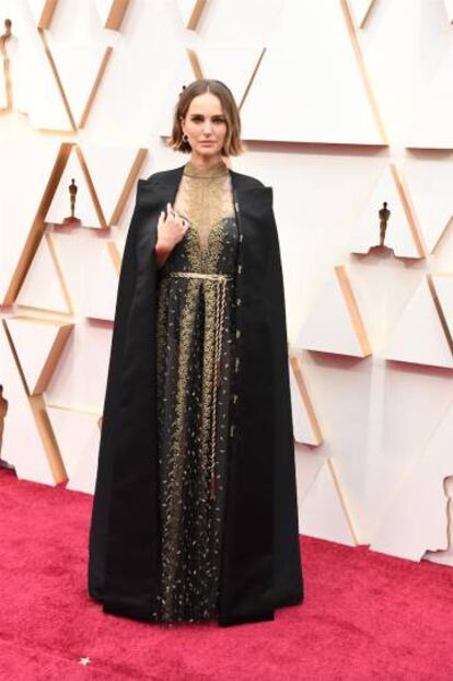 Natalie Portman quiso reconocer a las cineastas que no fueron nominadas por su trabajo bordando sus nombres en la capa de Dior que llevó a la ceremonia.
