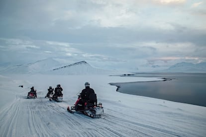 En invierno, cuando la mayoría de los fiordos están ocupados por el hielo, los únicos medios de transporte en el archipiélago son los helicópteros o las motos de nieve.