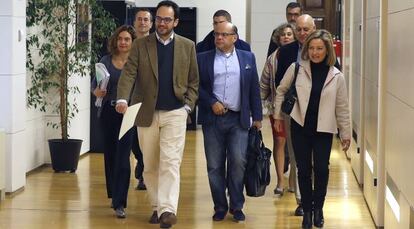 Los portavoces parlamentarios del PSOE, Antonio Hernando (i) y Coalici&oacute;n Canaria, Ana Oramas (d), acompa&ntilde;ados de sus equipos negociadores, a su llegada a la reuni&oacute;n que han mantenido el viernes 19 en el Congreso de cara a la investidura de Pedro S&aacute;nchez. 